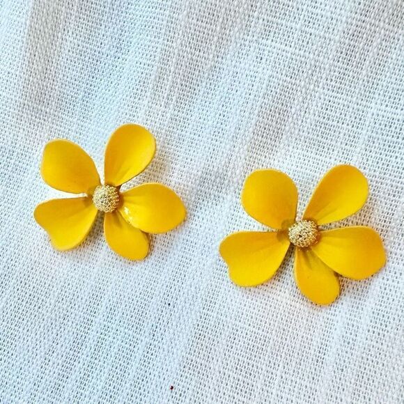 Yellow petal Daisy stud earrings - Picture 1 of 3